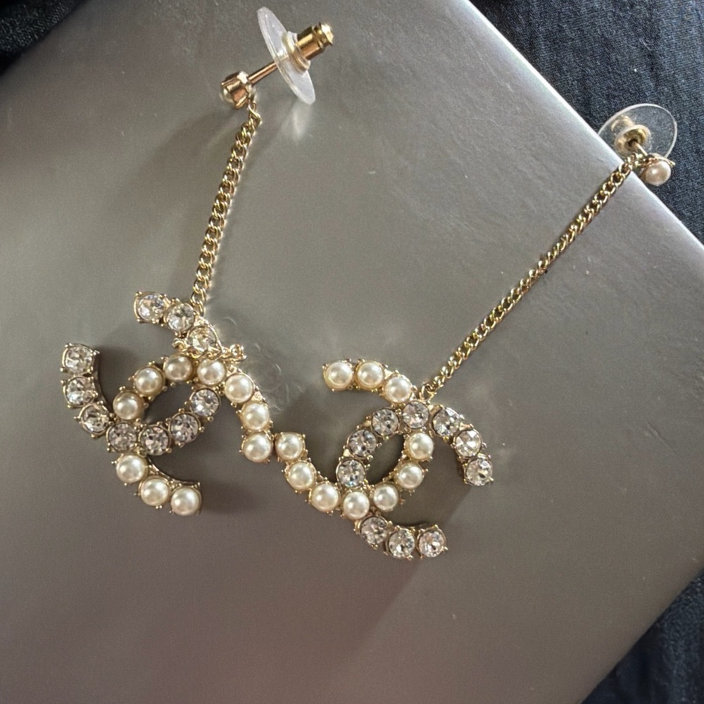 Elegant white pearl and gold rhinestone Crystal CC logo fashion Earrings